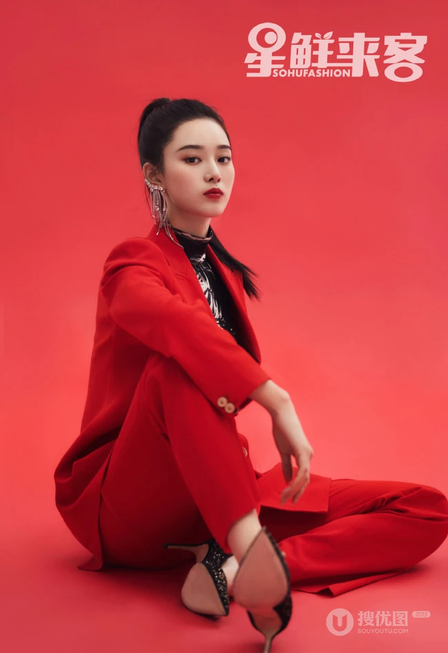女生歌手徐艺洋黑，红，白三色不同穿搭甜美酷冷时尚写真
