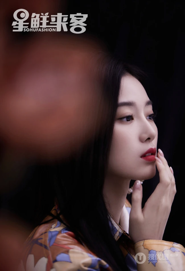 女生歌手徐艺洋黑，红，白三色不同穿搭甜美酷冷时尚写真