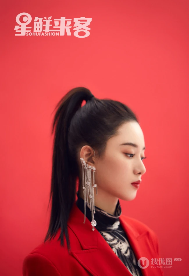 女生歌手徐艺洋黑，红，白三色不同穿搭甜美酷冷时尚写真