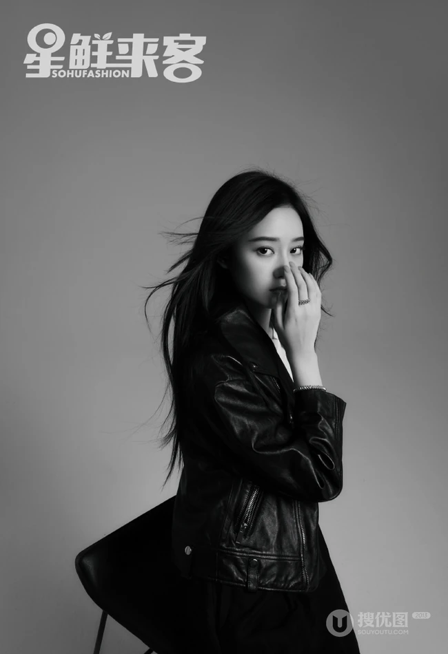 女生歌手徐艺洋黑，红，白三色不同穿搭甜美酷冷时尚写真