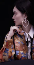 女生歌手徐艺洋黑，红，白三色不同穿搭甜美酷冷时尚写真