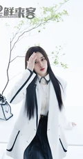 女生歌手徐艺洋黑，红，白三色不同穿搭甜美酷冷时尚写真