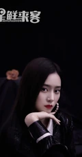 女生歌手徐艺洋黑，红，白三色不同穿搭甜美酷冷时尚写真