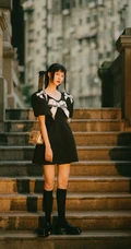 王悦伊甜酷黑裙长筒靴穿搭，眼神慵懒街拍写真照