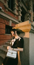 王悦伊甜酷黑裙长筒靴穿搭，眼神慵懒街拍写真照