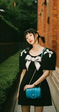 王悦伊甜酷黑裙长筒靴穿搭，眼神慵懒街拍写真照