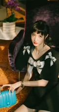 王悦伊甜酷黑裙长筒靴穿搭，眼神慵懒街拍写真照