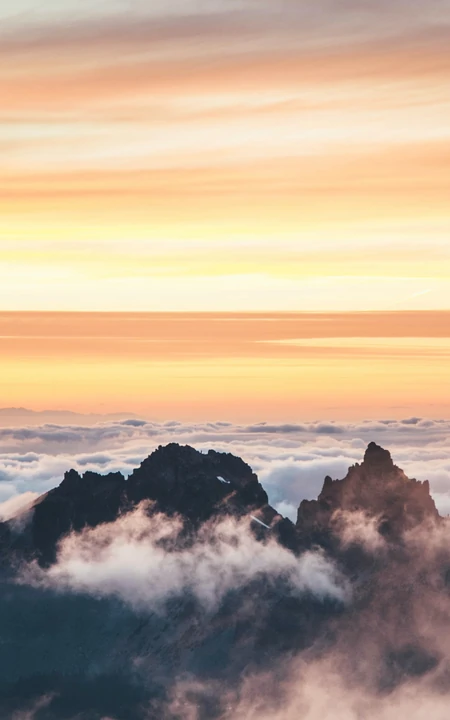 日出前黄色的云彩和雾气围绕的山脉唯美风景