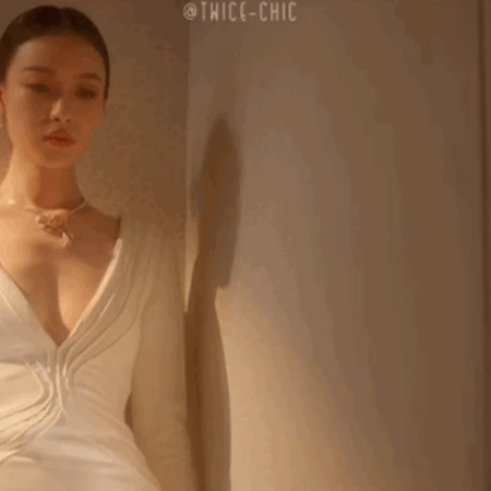 倪妮《流金岁月》身着V领气质白裙，心潮澎湃gif截图图片