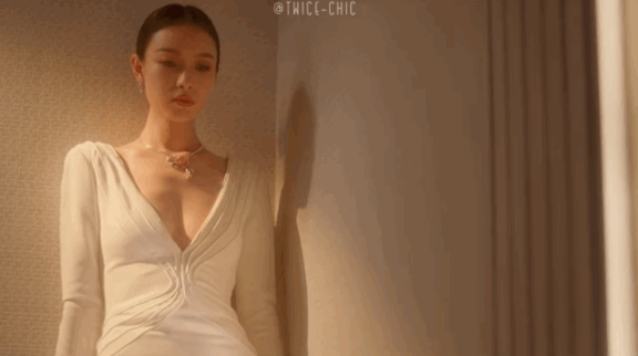 倪妮《流金岁月》身着V领气质白裙，心潮澎湃gif截图图片