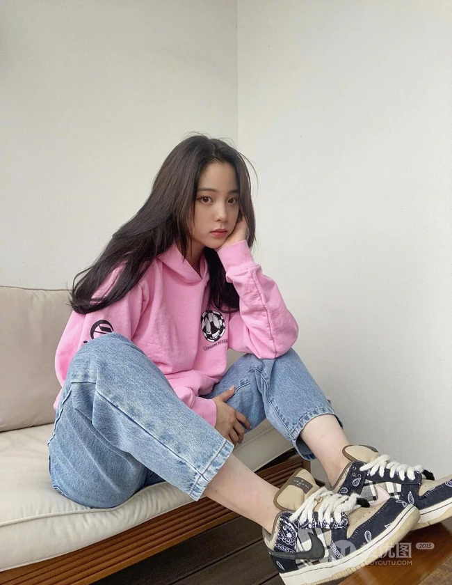 欧阳娜娜晒最新休闲装美照，粉色卫衣搭配浅色牛仔裤清新动人
