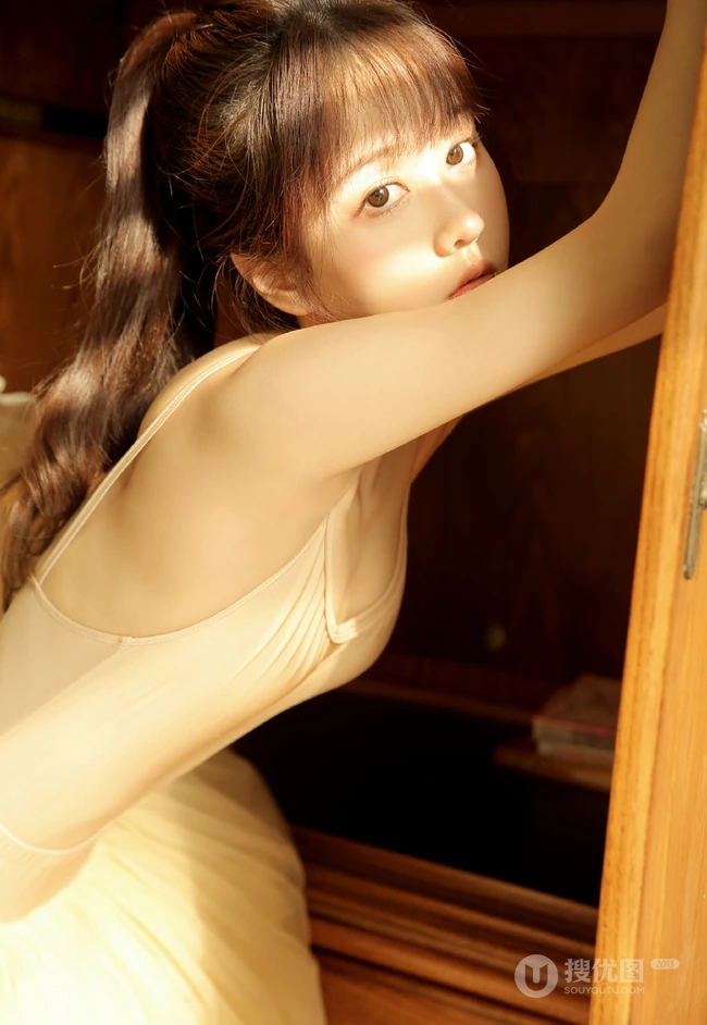 阳光下，百叶窗前的紧身肩带芭蕾舞服气质少女唯美高清写真