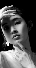 王玉雯轻纱白裙着身高清微距侧颜甜美黑白写真照