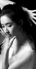 王玉雯轻纱白裙着身高清微距侧颜甜美黑白写真照