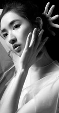 王玉雯轻纱白裙着身高清微距侧颜甜美黑白写真照