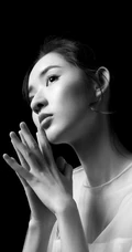王玉雯轻纱白裙着身高清微距侧颜甜美黑白写真照