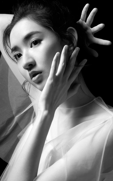 王玉雯轻纱白裙着身高清微距侧颜甜美黑白写真照