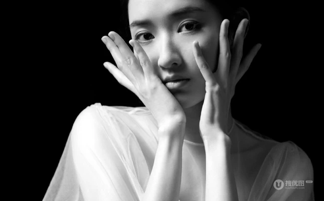 王玉雯轻纱白裙着身高清微距侧颜甜美黑白写真照
