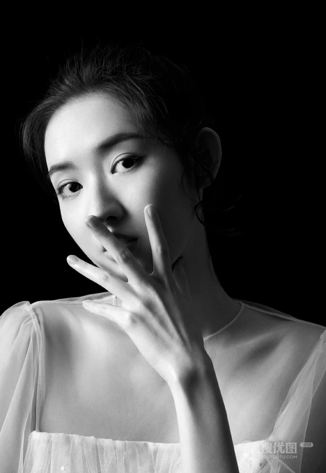 王玉雯轻纱白裙着身高清微距侧颜甜美黑白写真照