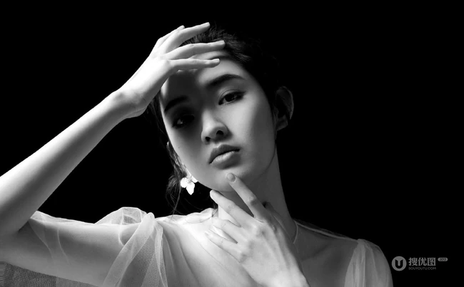 王玉雯轻纱白裙着身高清微距侧颜甜美黑白写真照