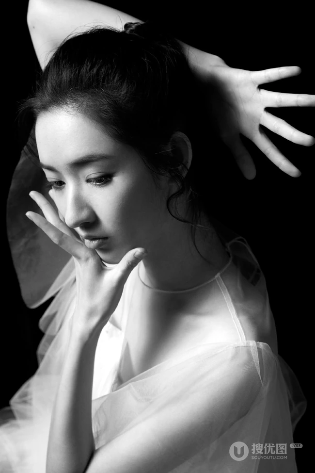 王玉雯轻纱白裙着身高清微距侧颜甜美黑白写真照
