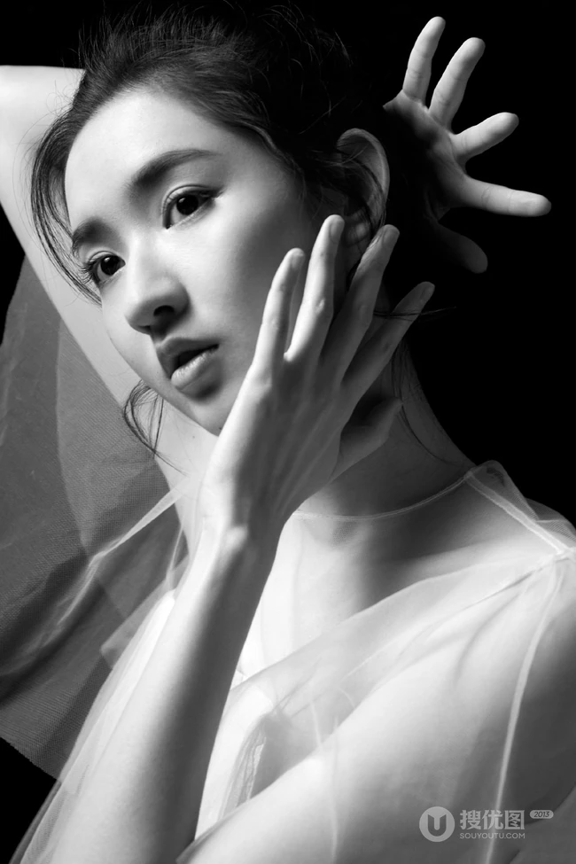 王玉雯轻纱白裙着身高清微距侧颜甜美黑白写真照