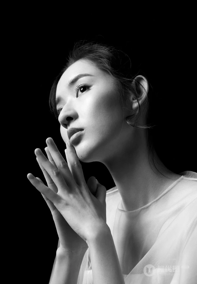 王玉雯轻纱白裙着身高清微距侧颜甜美黑白写真照