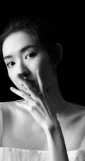王玉雯轻纱白裙着身高清微距侧颜甜美黑白写真照