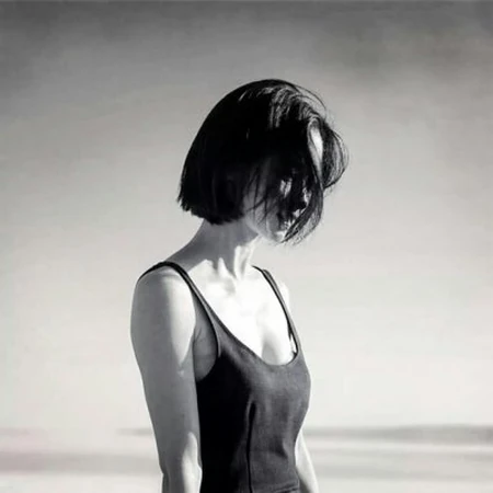 黑白伤感，高冷，酷酷的，好看的等不同风格真人网图女生qq头像黑白图片