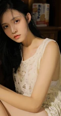 高颜值浅粉纯美长腿少女镂空毛衣短裤吸睛室内写真图片