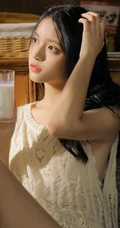 高颜值浅粉纯美长腿少女镂空毛衣短裤吸睛室内写真图片