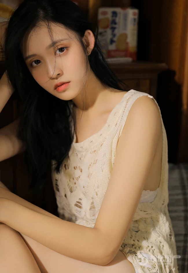 高颜值浅粉纯美长腿少女镂空毛衣短裤吸睛室内写真图片