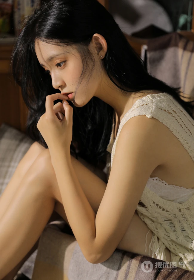 高颜值浅粉纯美长腿少女镂空毛衣短裤吸睛室内写真图片