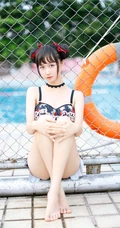 双丸子头可爱娇小玲珑少女草莓紧身印花泳装泳池写真图片