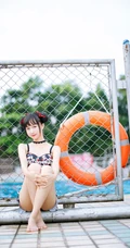 双丸子头可爱娇小玲珑少女草莓紧身印花泳装泳池写真图片