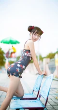 双丸子头可爱娇小玲珑少女草莓紧身印花泳装泳池写真图片
