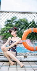 双丸子头可爱娇小玲珑少女草莓紧身印花泳装泳池写真图片