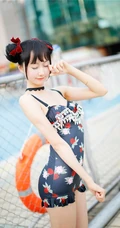 双丸子头可爱娇小玲珑少女草莓紧身印花泳装泳池写真图片
