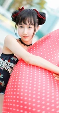 双丸子头可爱娇小玲珑少女草莓紧身印花泳装泳池写真图片