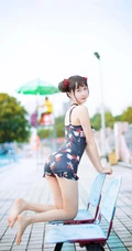 双丸子头可爱娇小玲珑少女草莓紧身印花泳装泳池写真图片