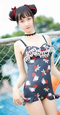 双丸子头可爱娇小玲珑少女草莓紧身印花泳装泳池写真图片