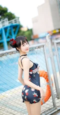 双丸子头可爱娇小玲珑少女草莓紧身印花泳装泳池写真图片