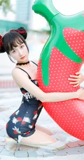 双丸子头可爱娇小玲珑少女草莓紧身印花泳装泳池写真图片
