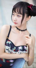 双丸子头可爱娇小玲珑少女草莓紧身印花泳装泳池写真图片