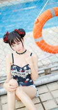 双丸子头可爱娇小玲珑少女草莓紧身印花泳装泳池写真图片