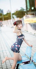 双丸子头可爱娇小玲珑少女草莓紧身印花泳装泳池写真图片
