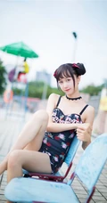 双丸子头可爱娇小玲珑少女草莓紧身印花泳装泳池写真图片