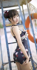 双丸子头可爱娇小玲珑少女草莓紧身印花泳装泳池写真图片