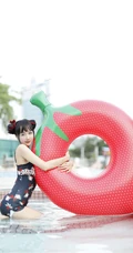 双丸子头可爱娇小玲珑少女草莓紧身印花泳装泳池写真图片