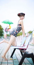 双丸子头可爱娇小玲珑少女草莓紧身印花泳装泳池写真图片